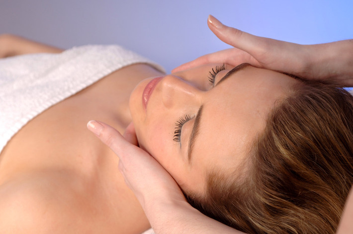Massage mặt hàng ngày. Isabelle Bellis, một chuyên gia làm đẹp người Pháp tiết lộ:" Phụ nữ Pháp đam mê các phương pháp mát xa da mặt để giảm stress - thứ dẫn tới các nếp nhăn, giúp tuần hoàn máu được tốt hơn giúp da hồng hào, sáng mịn. Bạn hãy mát xa da mặt đều đặn với kem dưỡng da và bàn chải mềm, nhỏ, chúng sẽ khiến da bạn tươi mới bất ngờ”.