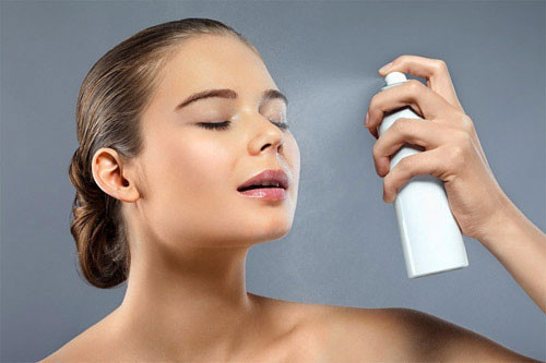 Luôn mang theo chai xịt khoáng. Phụ nữ Phápluôn tắm cho làn da bằng nước khoáng. Việc xịt nước khoáng thường xuyên sẽ cung cấp độ ẩm lâu dài, tăng cường bổ sung các khoáng chất có lợi cho làn da. Một làn da được hấp thụ đủ nước sẽ căng khỏe, bóng đẹp và hạn chế được nguy cơ xuất hiện các nếp nhăn mới. Ngay sau khi rửa mặt bằng nước thông thường, xịt một làn mỏng nhẹ nước khoáng lên mặt sẽ giúp bạn giảm stress và làm thanh khiết làn da.