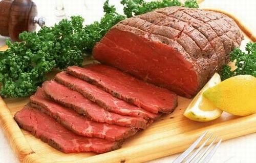 Chế độ ăn. Chế độ ăn có sự ảnh hưởng nhất định đến mùi cơ thể của bạn. Ăn nhiều các loại thịt đỏ như bò, cừu, các loại gia vị nặng mùi như tỏi, hành tây, cà ri hay uống nhiều trà, cà phê đều khiến bạn gặp vấn đề. Hãy thử loại bỏ hoặc tiết giảm các loại thực phẩm trên để xem sự thay đổi của cơ thể bạn.