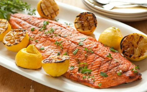 Axit béo omega 3: là dưỡng chất thiết yếu có tác dụng kháng viêm và bảo vệ màng tế bào. Màng tế bào có tác dụng cho phép hấp thụ các chất dinh dưỡng tốt và giải phóng các chất thải, hoạt động này có tác dụng làm cho làn da mịn màng và sáng bóng. Cá hồi, quả óc chó và hạt lanh là nguồn cung cấp omega 3s tuyệt vời nhất.
