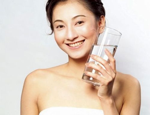 Nước. Đây cũng là một trong những dưỡng chất thiết yếu giữ cho da luôn được căng mịn, nước giữ cho da luôn bóng mịn và có tác dụng vận chuyển các chất dinh dưỡng giúp da luôn khỏe mạnh.