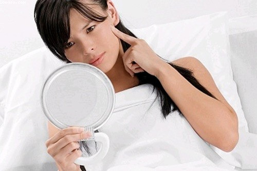 Nám da. Tiếp xúc nước hoa trực tiếp thường xuyên trên da có thể dẫn đến nám da, da trở nên nhạy cảm với ánh sáng hơn. Đặc biệt là với tình trạng thay đổi nội tiết tố ở bà bầu.