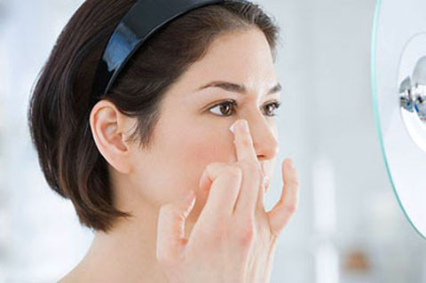 Kem đánh răng. Nếu không có mật ong trong nhà, bạn có thể sử dụng kem đánh răng. Tuy nhiên, bạn lưu ý đó phải là lại kem có màu trắng và không có chứa gel. Chỉ cần thoa vào mụn trứng cá qua đêm bạn sẽ thấy tác dụng đáng kể.