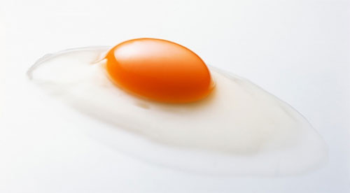 Lòng đỏ trứng gà. Lòng đỏ có rất nhiều dinh dưỡng cho da, đặc biệt là Vitamin A bao gồm các retinoids giúp điều chỉnh số lượng tế bào da sản xuất, giúp ngăn chặn quá trình tắc nghẽn lỗ chân lông. Vitamin A cũng có chứa 13-cis-retinol giúp điều tiết dầu và ngăn ngừa vi khuẩn. Thoa lòng đỏ trứng lên mặt trong vòng 15 phút và rửa sạch sẽ, bạn sẽ cảm nhận được làn da mịn màng, tươi tắn.