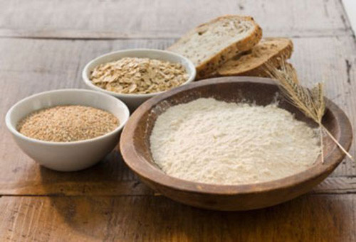Bột mì. Mỗi lần lấy 2 thìa bột mì, 2 thìa sữa tươi, 1 thìa bột nghệ đem trộn đều với nhau rồi thoa nên vùng có mụn. Để hỗn hợp lưu trên da trong khoảng 15-20 phút rồi rửa sạch da mặt, kết hợp dùng ngón tay chà nhẹ để đánh bật mụn nhé.