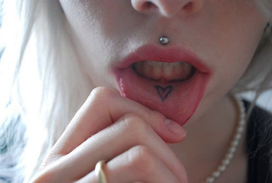 Có người xăm hình để gửi một thông điệp bí mật.