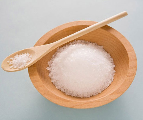 Muối. Muối vẫn được cho thêm vào nhiều loại thức ăn, tuy nhiên một số vấn đề về sức khỏe có thể nảy sinh vì hàm lượng muối dư thừa ở thức ăn nhanh hoặc đồ ăn đóng gói sẵn. Thực phẩm có chứa một lượng muối (natri) lớn có thể ảnh hưởng đến chức năng nhận thức của não và làm giảm khả năng suy nghĩ của con người. Nói cách khác, thức ăn mặn ảnh hưởng đến trí thông minh của con người.