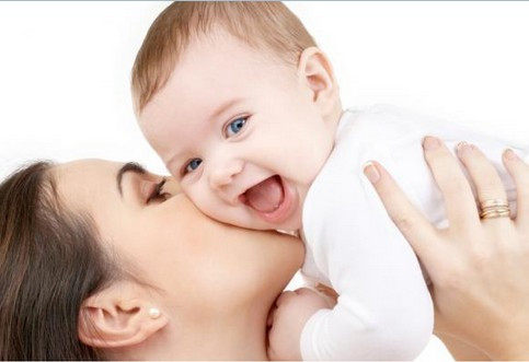 Do đó, các bé 1-5 tuổi có thể đứng cân 3-4 tháng là chuyện bình thường, ba mẹ đừng lôi con ra cân mỗi tháng để chuốc lấy stress không cần thiết. Nếu ba mẹ để cho chúng tự ăn theo nhu cầu của chúng (xin nhấn mạnh là nhu cầu của chúng, chứ không phải nhu cầu của ba mẹ hay ông bác sĩ nhé!), thì khoảng 2-4 tuần lễ sau bé sẽ ăn lại ngon lành hơn (được vài ngày như vậy).