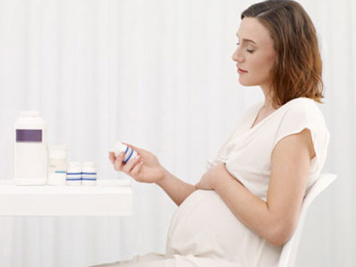Tiểu không tự chủ. Là do các cơ sàn xương chậu yếu và do em bé ngày một lớn ép lên bàng quang. Cơ sàn xương chậu là cơ nâng đỡ ruột, bàng quang và tử cung; trong thai kỳ, các cơ này mềm và chùng xuống. Cùng với đó là trọng lượng ngày càng lớn của em bé khiến cơ yếu đi.