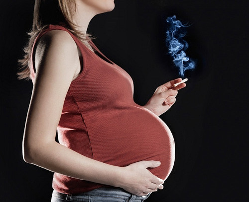 Nicotin. Nicotin là hóa chất dễ gây nghiện có nhiều trong thuốc lá. Khi người mẹ hút thuốc, nicotin ngấm vào máu, qua nhau thai đi vào bào thai và nếu thời gian phơi nhiễm nicotin càng lâu thì em bé cũng mắc chứng nghiện, tạo ra nhiều hậu quả nghiêm trọng như suy hô hấp do thiếu oxy, bào thai phát triển không bình thường, chậm lớn, phát sinh tình trạng đẻ non, nhẹ cân khi sinh và nhiều hậu quả lâu dài khác khi trẻ trưởng thành.