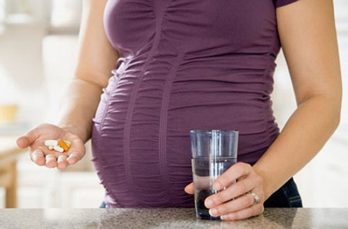 Thuốc chống đông máu: Tất cả các thuốc chống đông máu, ngoại trừ Heparin, đều có thể qua nhau và gây xuất huyết cho thai. Warfarin là chất gây quái thai. Warfarin có nguồn gốc liên quan vitamin K. Có 1 số báo cáo các sản phụ có dùng thuốc này sinh con bị tật thiểu sản sụn mũi và có các dị tật thần kinh.