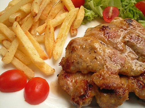 Hạn chế ăn những thực phẩm có nhiều dầu mỡ, nhiều đường hay nước ngọt có gas, những dạng thức ăn nhanh. Bạn sẽ phải kết hợp với những bài thể dụng giúp giảm cân. Cách giảm cân nhanh này đòi hỏi bạn phải có thời gian và sự kiên trì lớn để nhanh chóng để đạt được hiệu quả tốt nhất.