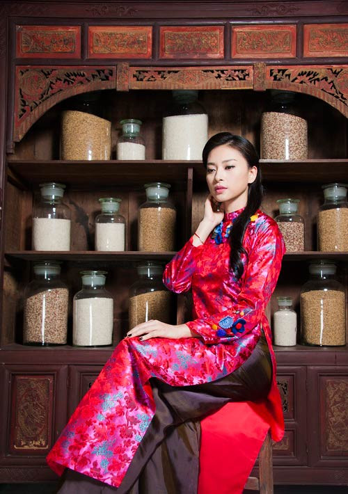 Nổi tiếng xinh đẹp và tài năng, nhưng hiếm khi công chúng thấy Ngô Thanh Vân khoe hình ảnh riêng tư trên mặt báo. Tuy nhiên, nhân ngày Phụ nữ Việt Nam, "đả nữ" đã chụp hình cùng mẹ, một người có ảnh hưởng rất lớn đối với cô.