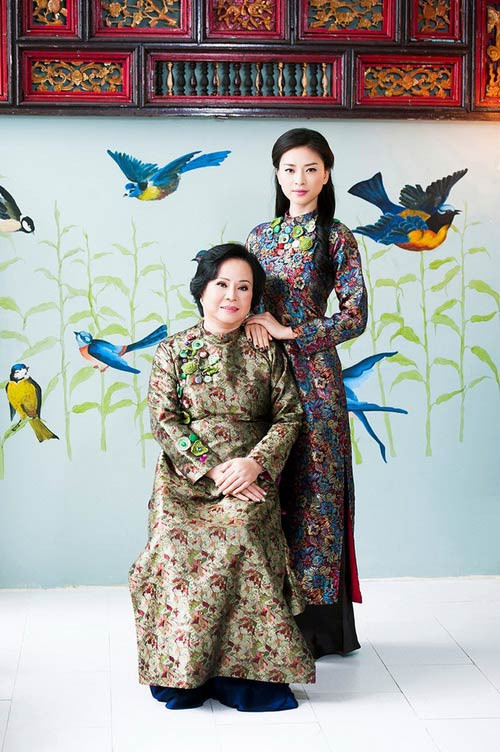 Khi chỉ nhìn thoáng qua, người đối diện sẽ nghĩ rằng hai mẹ con không quá giống nhau, nhưng thực chất "nữ chính phim Lửa Phật" được thừa hưởng đôi mắt và sống mũi đẹp của mẹ.