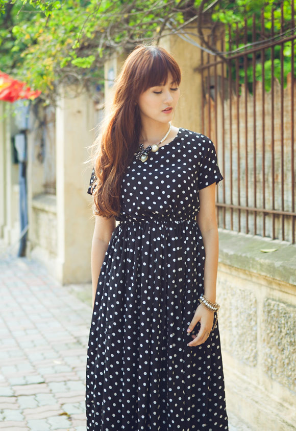 Không chỉ nổi tiếng bởi vẻ ngoài xinh đẹp với gương mặt khá lạ,chiều cao vượt trội 1m75, Hà Lade còn được xem là một hotgirl học giỏi và có định hướng nghề nghiệp nghiêm túc. Hiện tại cô đang làm sinh viên trường ĐH Văn hóa Hà Nội.