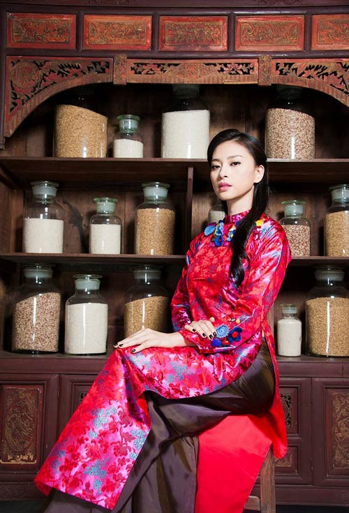 Ngô Thanh Vân đầy kiêu sa và tự tin trong bộ áo dài màu đỏ. Cô nói: "Tự tin là chìa khóa để mọi người phụ nữ đẹp hơn và thành công hơn trong cuộc sống".