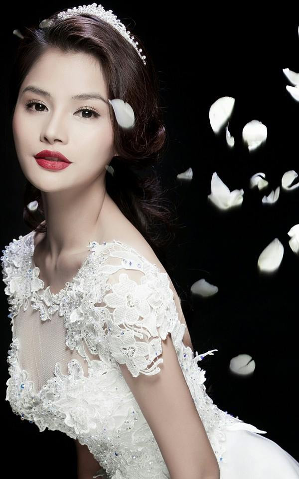 Bà mẹ một con khiến nhiều người ghen tị bởi vòng eo con kiến.