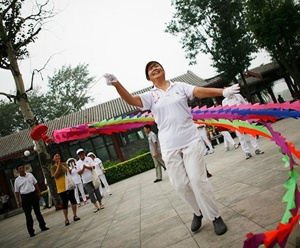 ...họ tập thể dục và khiêu vũ ở khắp mọi nơi