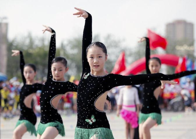 Hàng ngàn người, kể cả trẻ em...