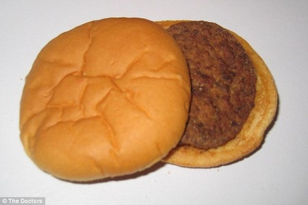 Chiếc bánh hamburger không hỏng sau 14 năm. Năm 1999, một người đàn ông tại bang Utah (Mỹ) mua một chiếc bánh hamburger của McDonald’s và giữ nó lại một tháng để chứng minh với bạn bè là chiếc bánh có chất bảo quản. Sau 14 năm, chiếc bánh hamburger bị bỏ quên này vẫn... như mới(!).