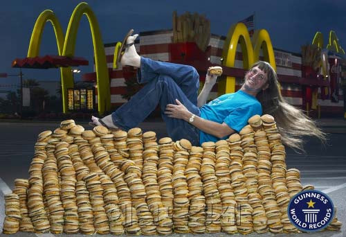 Anh Don Gorske, 59 tuổi, người Mỹ, đã ăn chiếc bánh hamburger thứ 25.000 vào ngày 17/5/2011 và được công nhận là người nghiện hamburger nhất thế giới. Anh Gorske bắt đầu ăn chiếc bánh hamburger nhãn hiệu McDonald's đầu tiên vào năm 1972, cách đây 39 năm. Kể từ đó, ngày nào anh cũng ăn ít nhất một chiếc bánh kẹp và chỉ bỏ bánh hamburger trong vòng 8 ngày vì anh phải đi công tác đến vùng xa xôi không thể mua được bánh.