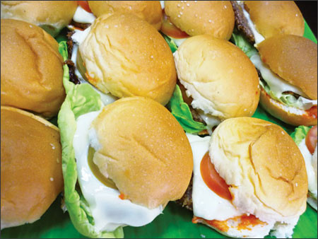 Burger chay. Nói đến bánh Hamburger người ta thường liên tưởng ngay đến miếng thịt kẹp giữa cùng với nước sốt thơm lừng. Tuy nhiên, thay vì dùng thịt thì món burger chay chỉ bao gồm đậu nành, đậu băm và các hỗn hợp gia vị khác nhau.