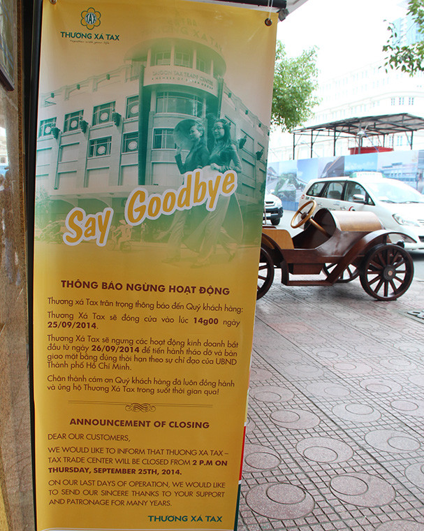 Ngay trước cổng ra vào là tấm pano với nội dung “Say goodbye” và dòng thông báo về việc thương xá Tax sẽ chính thức đóng cửa khiến nhiều người khi bước vào không khỏi ngậm ngùi.