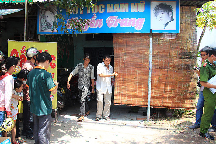 Khi nghe thấy tiếng nổ cùng tiếng kêu cứu phát ra từ bên trong tiệm hớt tóc, nhiều người đã chạy đến, dùng xà beng phá cửa để xông vào. Vào trong, họ phát hiện chị Hải nằm quằn quại dưới nền nhà, trên người máu me đầy mình, bị thương nặng (nghi không phải do bỏng) nên đã hô hoán mọi người đưa chị Hải đi cấp cứu. Những người này còn phát hiện thi thể của một người đàn ông đã bị cháy sém nằm trên gác.