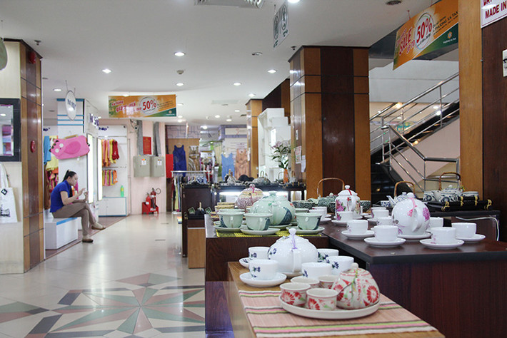 Những gian hàng vắng như "chùa bà đanh".