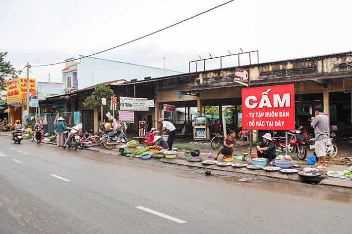 Trong khi những ngôi chợ khang trang rơi vào tình trạng đìu hiu thì chợ tự phát nằm cách đó không xa lại tấp nập cảnh người mua kẻ bán.