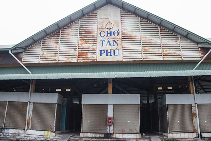 Chợ Tân Phú được xây dựng từ năm 2004 với quy mô gần 4.000m2. Tuy nhiên, đã 10 năm qua, ngôi chợ tiền tỷ này phải chịu cảnh hằng ngày phơi nắng phơi sương, làm chỗ tránh nắng cho gia súc và cũng ẩn chứa nhiều vấn đề mất an ninh trật tự.
