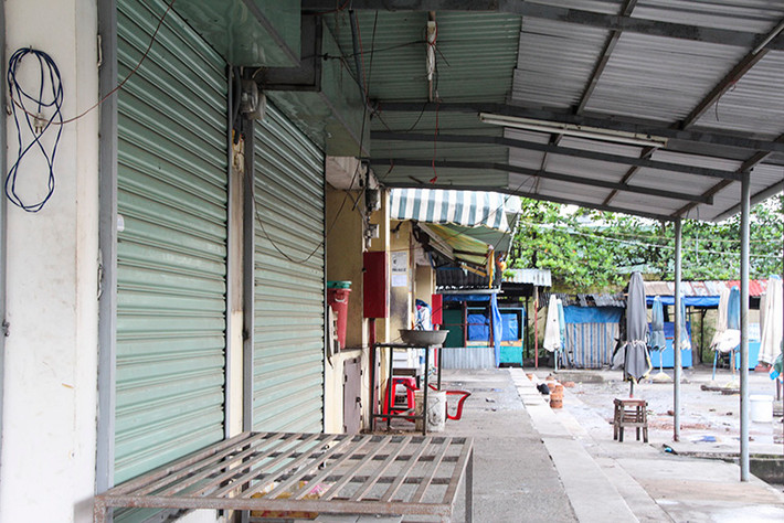 Được biết trước đây, khi chợ xây dựng xong, cũng có vài ki-ốt mở cửa buôn bán nhưng chưa đầy một tháng, các tiểu thương đã đồng loạt ngưng kinh doanh vì không có khách hàng.