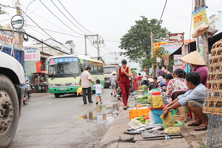Khu chợ tự phát này chỉ cách chợ chính vài trăm mét, hàng trăm tiều thương đưa sạp hàng lần chiếm tràn lan xuống lòng đường gây nên cảnh ùn tắc giao thông và mất mỹ quan đô thị.