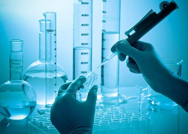 Tocopheryl acetate. Chất đặc biệt này thường được sử dụng trong son môi, phấn nền và kem dưỡng ẩm. Mặc dù không rơi vào nhóm nguy hiểm cao nhưng lại dễ gây ra phản ứng như nóng rát, ngứa, phồng rộp da, làm to lỗ chân lông...