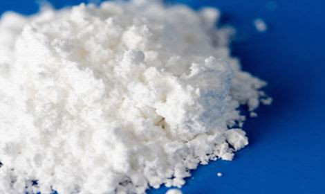 Baking Soda. Với baking soda, rắc rối do tóc dầu gây nên sẽ chỉ còn là chuyện nhỏ. Cho 3 thìa baking soda vào dầu gội và gội đầu bằng hỗn hợp này. Hỗn hợp đặc biệt tốt cho mái tóc nhiều dầu, bởi chúng có khả năng loại bỏ tạp chất, bụi bẩn và làm sạch da đầu.