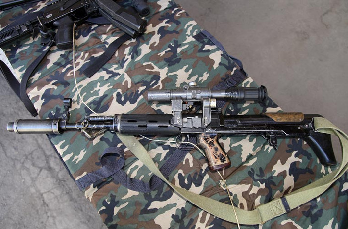 SVU được thiết kế theo kiểu "bullpup" tức hộp tiếp đạn nằm sau cò súng để giảm chiều dài trong khi vẫn đảm bảo được độ dài nòng súng. Súng có tầm bắn hiệu quả tới 1.200 mét.