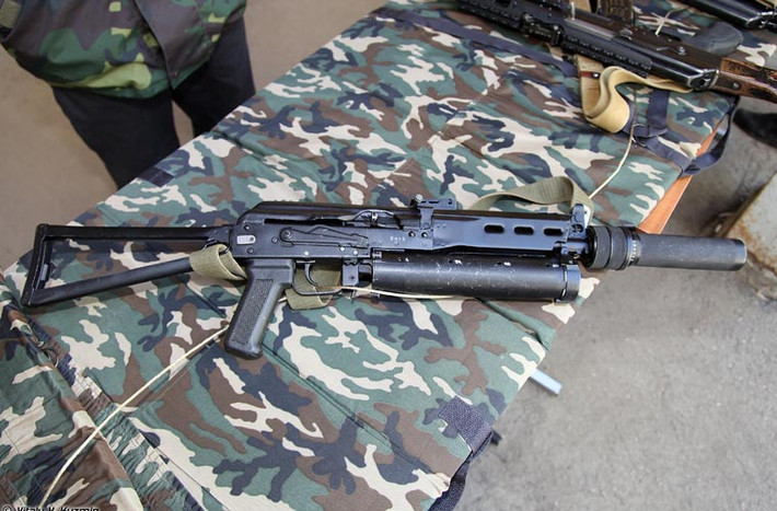 Tiểu liên PP-19 Bison, súng có cấu tạo hộp tiếp đạn khá đặc biệt dạng ống dài nằm dọc theo thân súng chứ không có dạng hình công hướng xuống dưới như các súng khác.