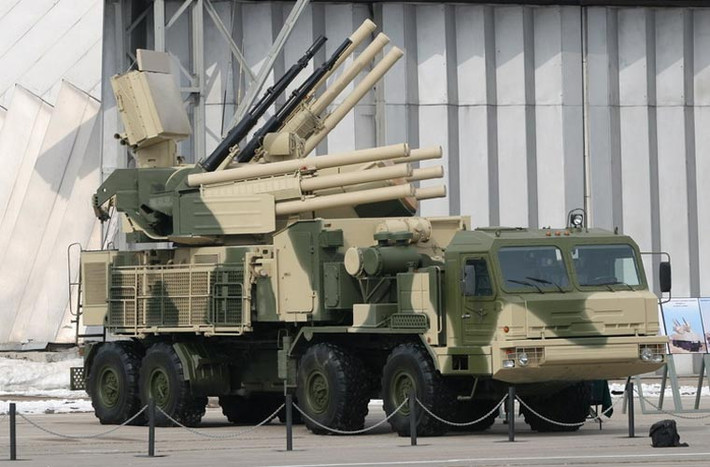 Còn Pantsir-S1 là hệ thống phòng không tích hợp có "1-0-2" trên thế giới hiện nay. Pantsir-S1 là một giải pháp tối ưu trong việc hóa giải các mối đe dọa đối với phòng không tầm thấp, nó được ví như chốt chặn cuối cùng trên mặt đất trước các cuộc tấn công từ trên không.