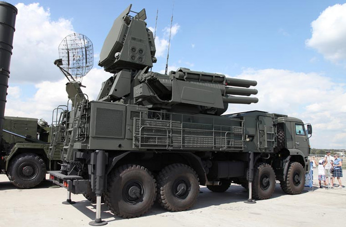 Pantsir-S1 là sự kết hợp hoàn hảo giữa 2 pháo tự động bắn siêu nhanh 2A38M 30mm cùng 12 tên lửa đánh chặn siêu thanh 57E6. Hệ thống được trang bị tích hợp sẵn radar tìm kiếm và chỉ thị mục tiêu cùng radar điều khiển hỏa lực trên cùng một xe mang phóng. Pantsir-S1 có khả năng cơ động và tác chiến độc lập rất cao.
