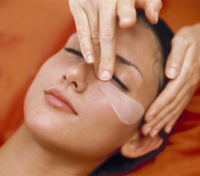 Kem bôi mắt, miếng dán, gel chống quầng thâm/bọng mắt. Nếu có điều kiện bạn hãy sử dụng kem bôi mắt 2 lần mỗi ngày và bổ sung thêm vitamin C hay caffein để giảm phù nề và quầng thâm. Bên cạnh đó, những miếng dán hay gel chống thâm quầng mắt thường được làm từ các loại cây (cúc cam, cafein...) có tác dụng thúc đẩy quá trình lưu thông máu và và làm tan máu đọng. Theo các nhà sản xuất, các loại sản phẩm này có vai trò làm căng các lớp biểu bì và có thể làm “xẹp” các quầng mắt.