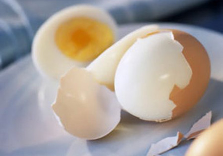 Trứng. Trứng chứa nhiều protein, nhưng không có nhiều calo và chất béo. Nhưng đừng ăn trứng rán, bởi nếu ăn, bạn đã cung cấp cho cơ thể một lượng chất béo khổng lồ. Trứng luộc trong salad là một giải pháp an toàn! Protein trong trứng sẽ làm bạn duy trì cảm giác no và khống chế cơn thèm ăn một cách hiệu quả.