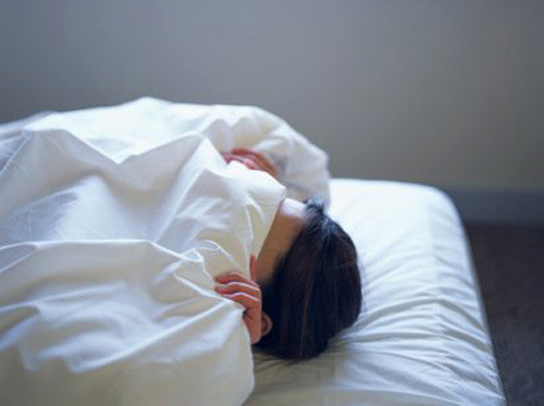 Trùm đầu khi ngủ.Nhiều người có thói quen trùm chăn khi ngủ, đặc biệt là trong mùa đông. Trên thực tế, thói quen này vô cùng xấu. Đầu bị trùm kín gây ra khó thở, với tấm chăn chứa nồng độ carbon dioxide cao, nồng độ oxy giảm khi hít phải không khí ẩm ướt kéo dài, dễ dẫn đến những cơn ác mộng khi ngủ. Sau khi thức giấc bạn sẽ thấy chóng mặt, mệt mỏi, bơ phờ.