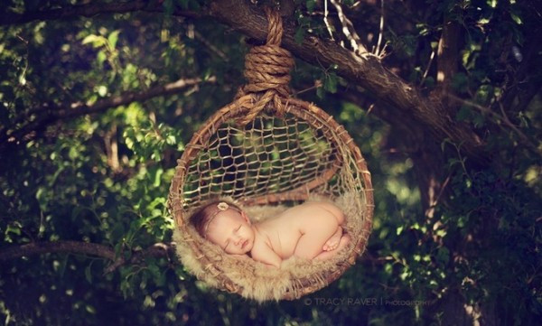 Bé say giấc nồng và hòa mình với thiên nhiên tuyệt đẹp.