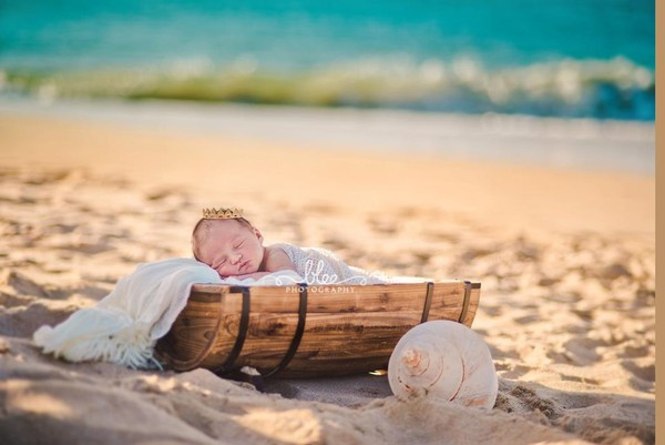 Bé đang yên giấc dưới cái nắng ban mai trong lành trên bãi biển.