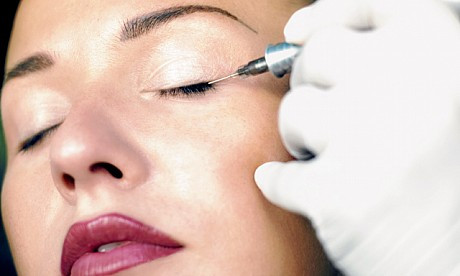 Thời gian xăm viền mắt thường lâu hơn thời gian xăm mày, xăm môi nên đòi hỏi kỷ thuật viên phải thật nhẹ nhàng, tỉ mỉ hơn.