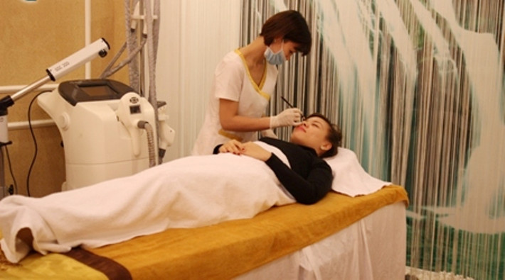 Khi quyết định xăm, phun viền mí mắt để có đôi mắt sắc nét, to tròn hơn, trước tiên chị em sẽ được các bác sĩ thẩm mỹ tư vấn.