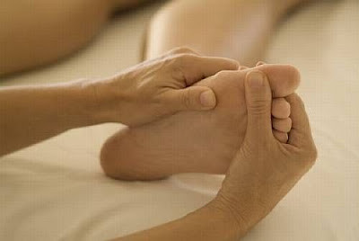 Hiện tượng chuột rút chỉ xảy ra trong vài giây nhưng cũng gây đau đớn. Trong hoàn cảnh này, bạn cần dừng ngay chuyện “yêu” và từ từ kéo duỗi chân cho đến khi cơ giãn ra hoàn toàn. Bạn cũng nên nghỉ ngơi và massage để cơ bắp và hệ thần kinh được phục hồi.