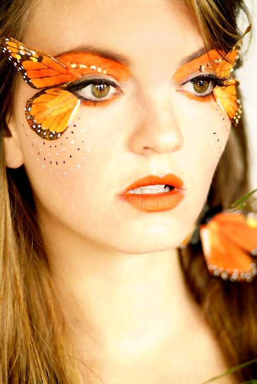Dường như mọi thứ đều rực rỡ trong phong cách make up độc đáo này. Hãy sử dụng son lì cam, đánh mắt cam và vẽ hình bướm ở đuôi mắt để mặt không bị chìm.