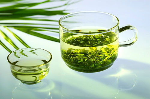 Trà xanh. Với dung dịch này, bạn chỉ cần chà xát một miếng gạc bông vào chiết xuất trà xanh, sau đó xoa bóp vết sẹo của bạn với trà xanh cũng giúp nhanh chóng làm mờ và mất dần những vết sẹo.