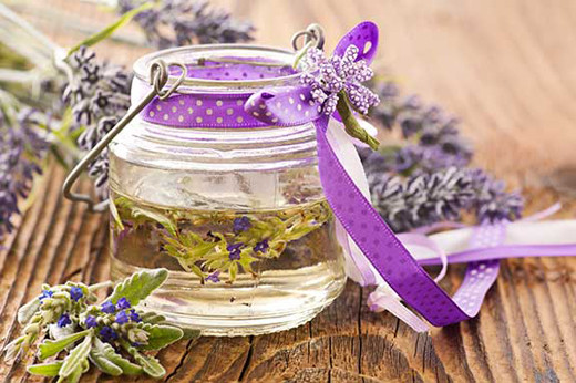 Tinh dầu hoa oải hương. Bạn có thể áp dụng thoa tinh dầu hoa oải hương trên vết sẹo bằng cách để một quả bóng bông nhúng tinh dầu hoa oải hương khoảng 2 lần/ngày trên các vết sẹo do mụn.